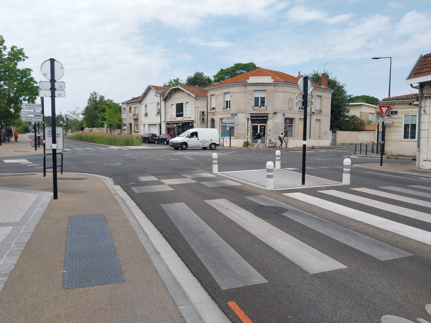 Bordeaux Caudéran : carrefour entre avenues du Général Leclerc et du maréchal de Lattre de Tassigny - Crédits photos :  Bordeaux Métropole – PTB – service foncier