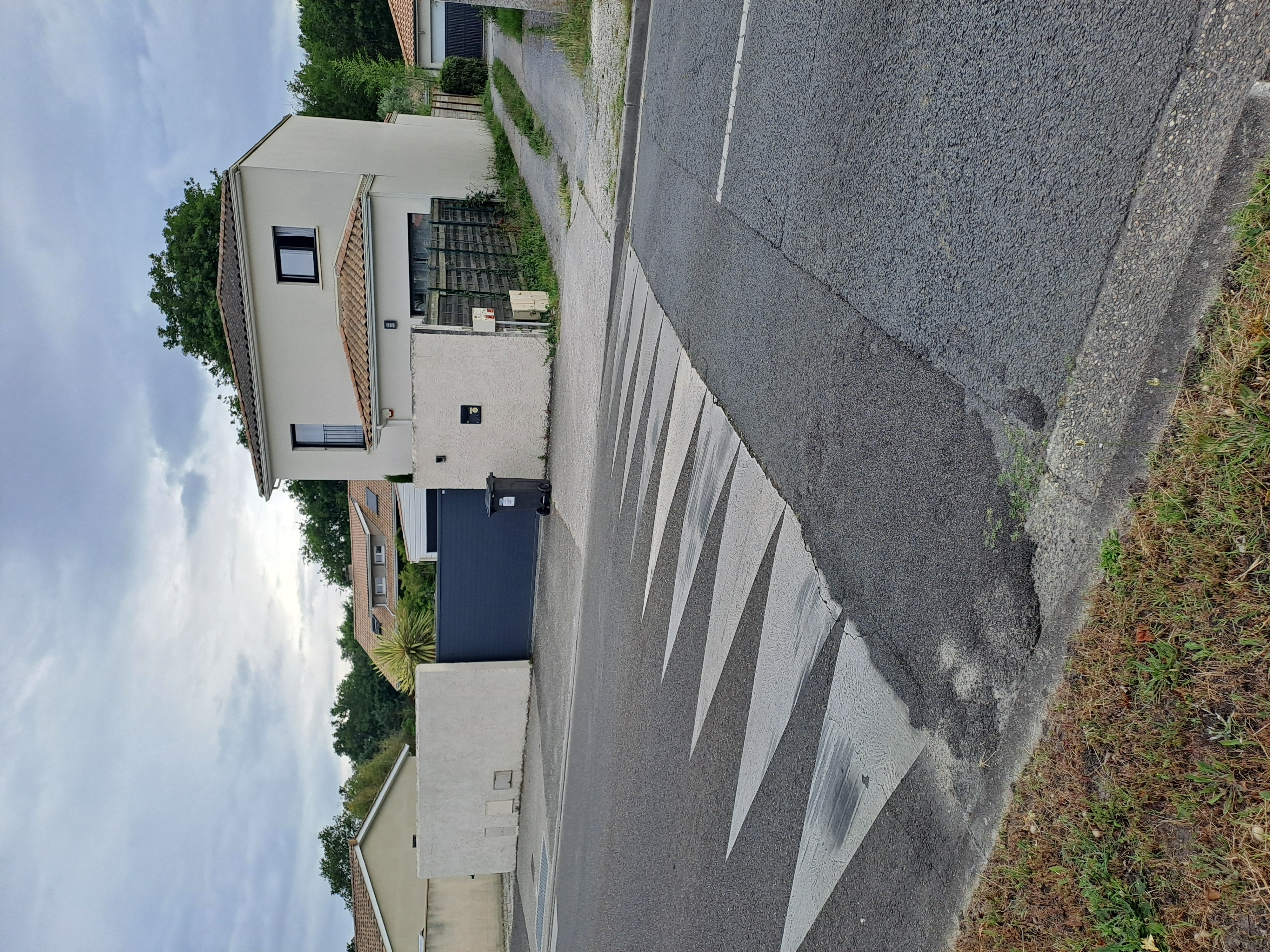 Image média: plateaux surélevés et réfection de la voirie route de feydit -entre le parc feydit et l'avenue du haillan
