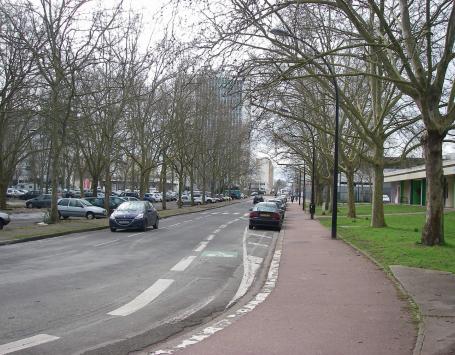 Bordeaux Métropole - La rue Portmann devant le centre social du Grand Parc à Bordeaux : la circulation sera réservée aux piétons et cyclistes.