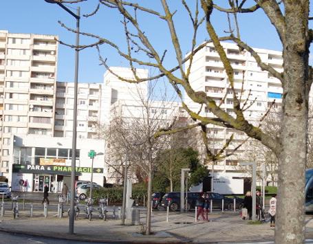Vue du quartier Dravemont depuis l’avenue Allende : le centre commercial et la résidence Blaise Pascal Corneille