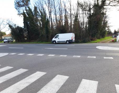 Carrefour avec l'avenue de la Boétie à réaménager en prévision du redressement du chemin des graves