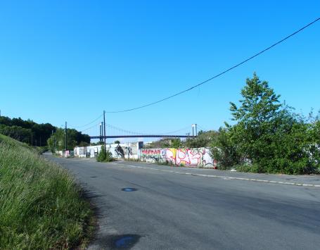 Rue Mireport à l’arrière de l’îlot quai Carriet et au pied du talus SNCF, en fond pont d’Aquitaine